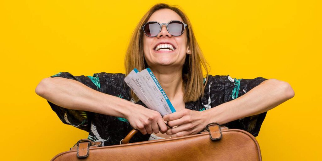 devojka drzi avionsku kartu